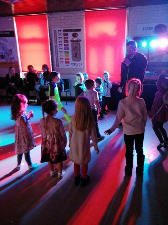 DJ Steve on the mic at Wigan party